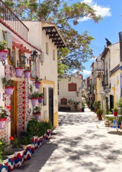 Santa-Cruz-neighborhood-a-must-for-any-Alicante